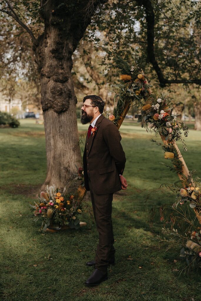 015_groom waiting for bride in Edinburgh Gardens Fitzroy
