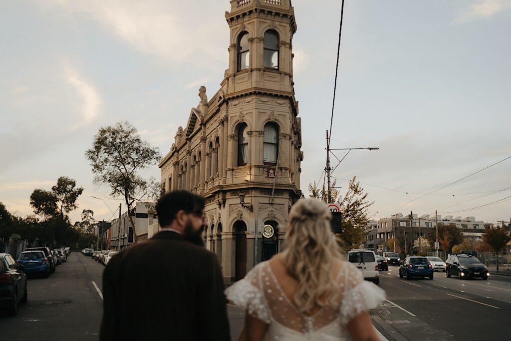 086_couple having portraits before fitzroy pinnacle wedding