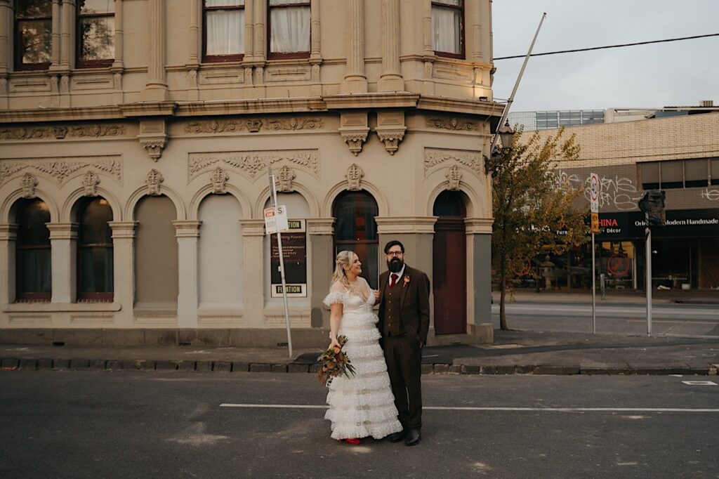 088_couple having portraits before fitzroy pinnacle wedding